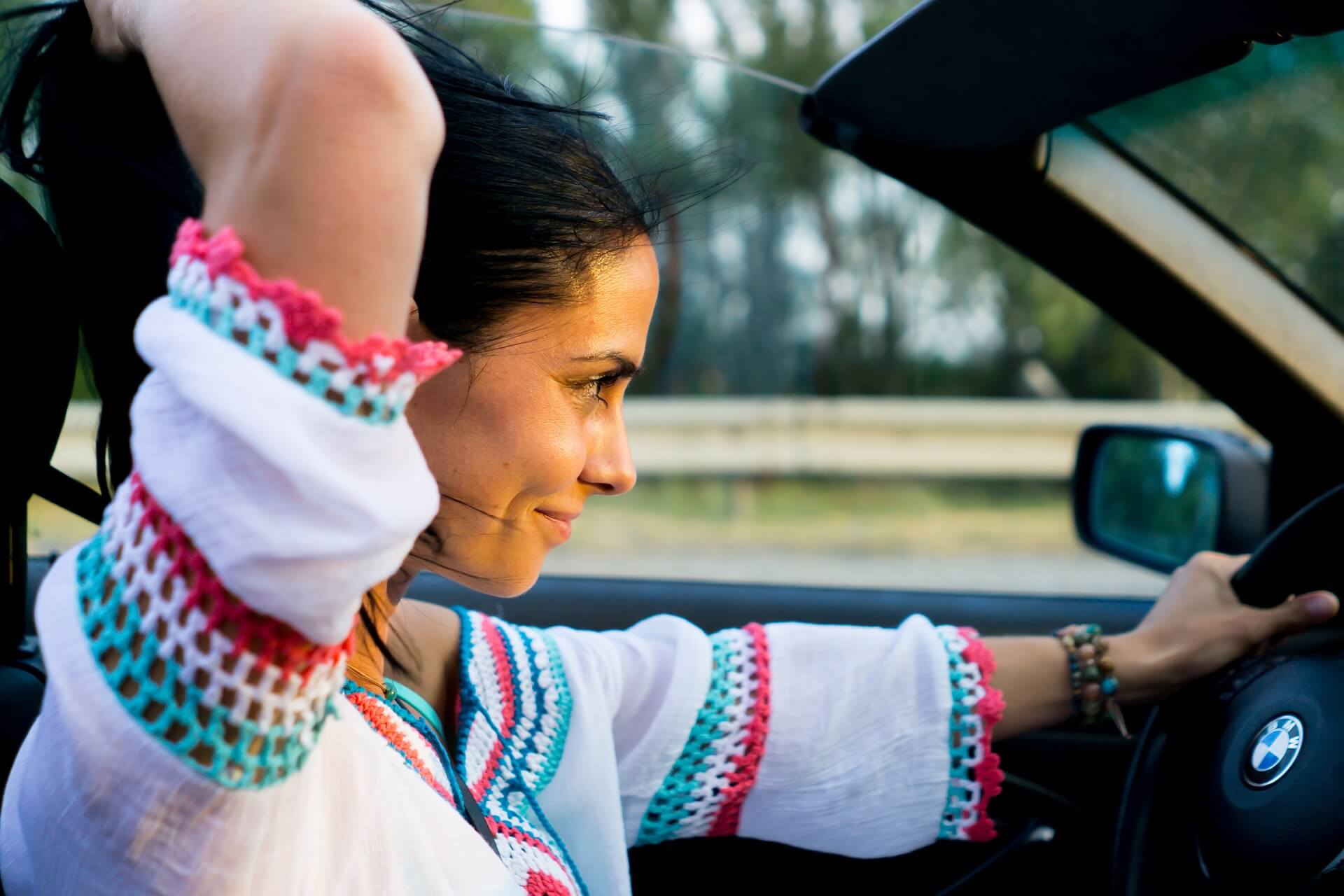 Femme heureuse conduisant une voiture bmw