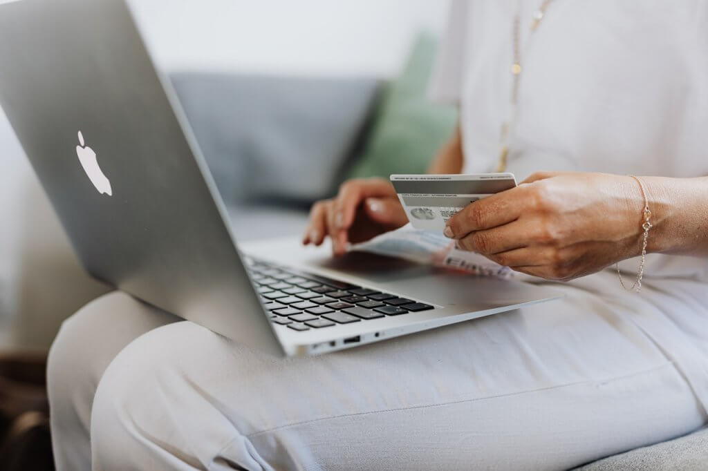 femme utilisant une carte de crédit