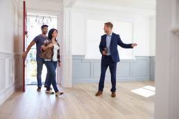 Couple qui visite une maison