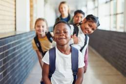 Enfants heureux à l'école