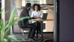 un homme et une femme en entretien professionnel