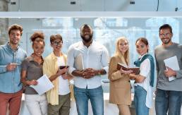 Collègues hommes et femmes rigolant au bureau