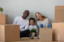 Famille entourée de cartons de déménagement