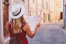 Femme en voyage tenant une carte