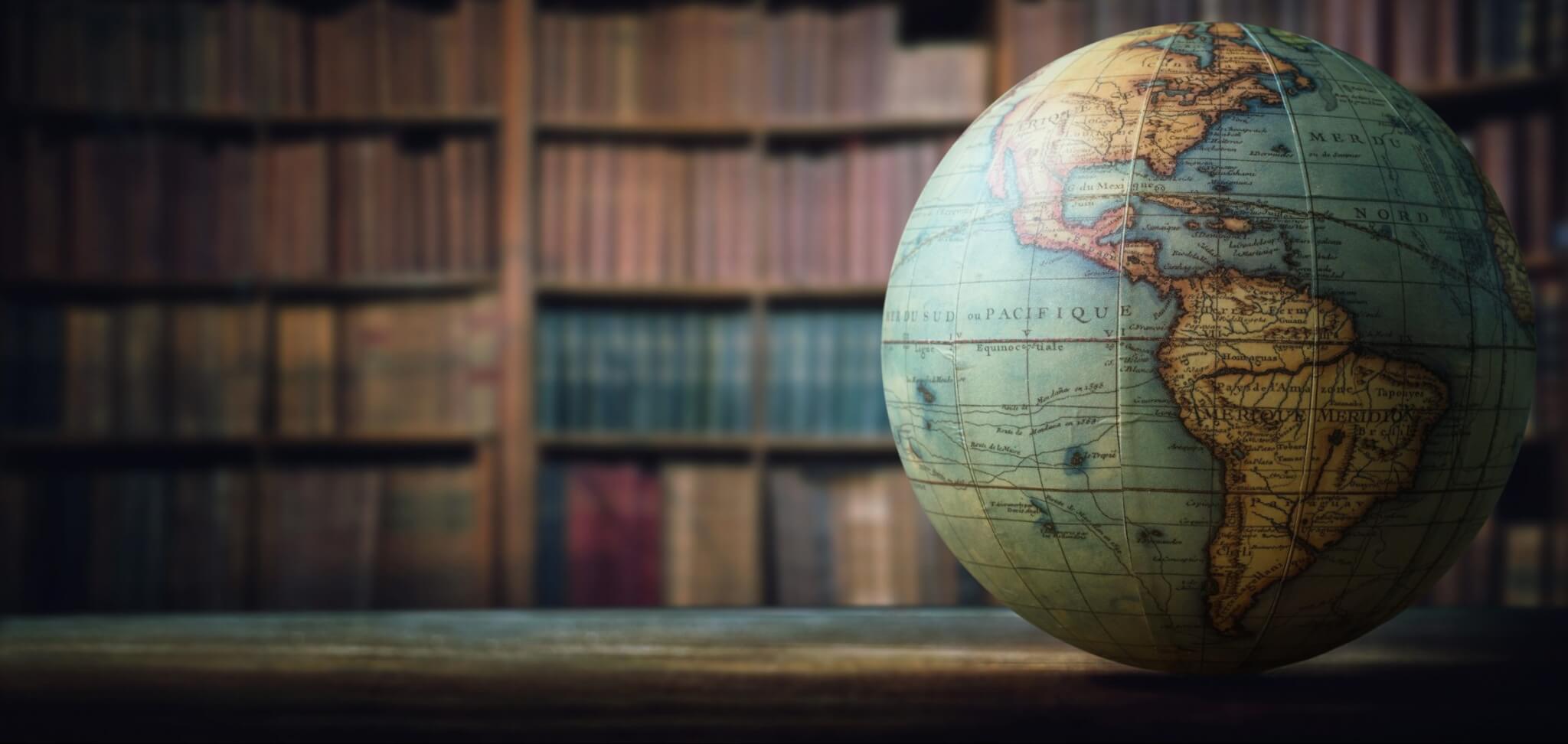 Globe terrestre dans une bibliothèque