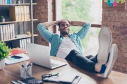 Homme heureux à son bureau