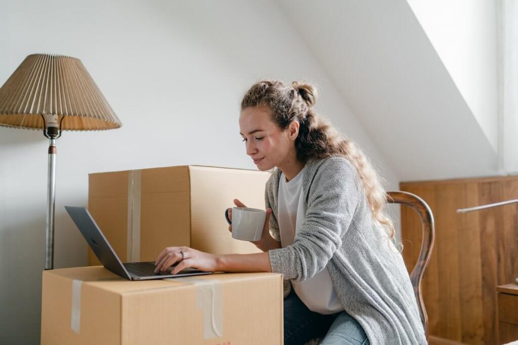 Femme se renseignant sur le déménagement