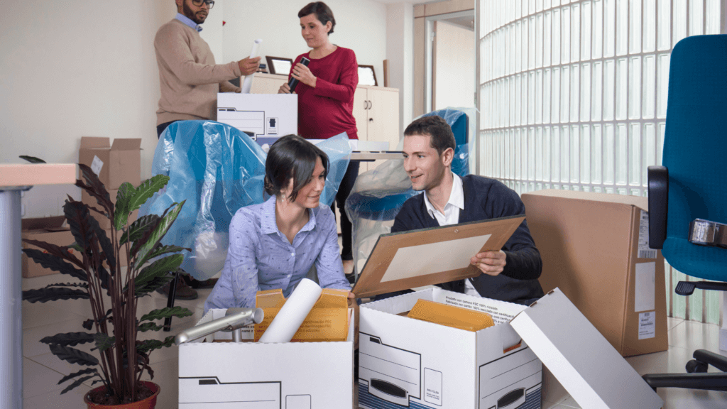 Salariés déménageant les bureaux de leur entreprise