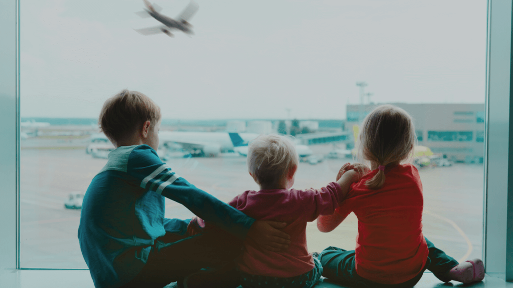 Enfants regardant les avions décoller